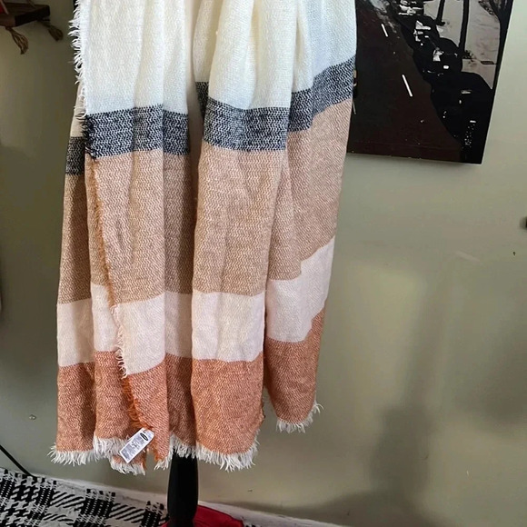 Old Navy oversized wrap around scarf with fringe - Picture 13 of 13